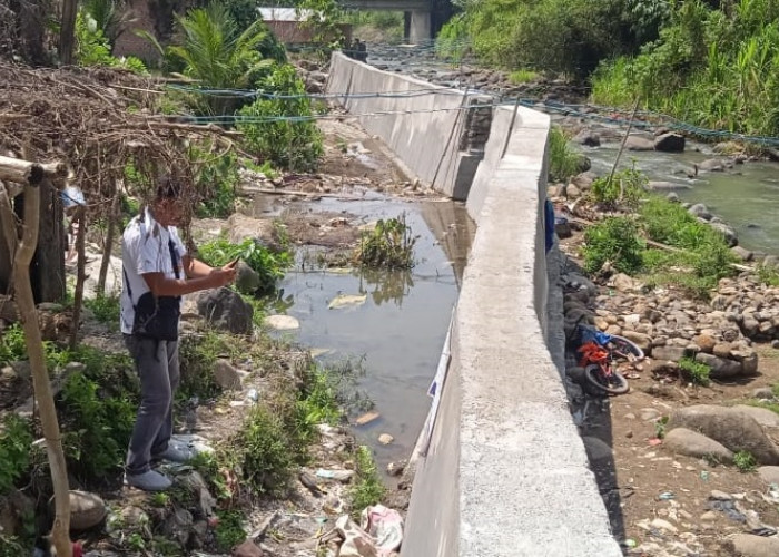 Bupati Lahat Bantu Pembangunan Tembok Penahan Sungai Lengkupi