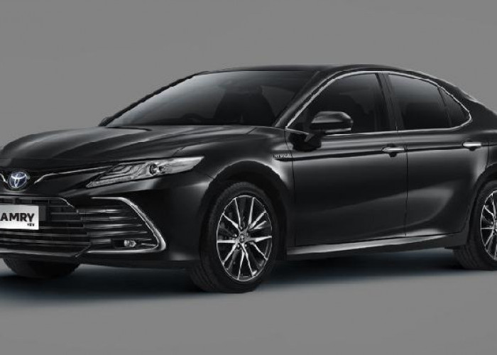 Toyota Camry Hybrid Memadukan Kenyamanan Sedan Premium dan Efisiensi Bahan Bakar!