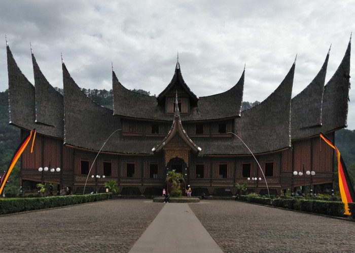 Rumah Adat Seluruh Provinsi Indonesia: Bentuk Unik, Fungsi Nyata, dan Filosofi yang Penuh Kebijaksanaan!