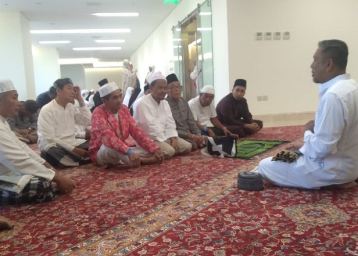 Jemaah Calon Haji Lahat Kloter 13 PLM Mengikuti Pengajian, Narasumber Ustadz Syafe’i