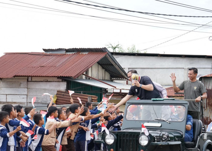 Arak-arakan Piala Adipura disambut Antusias Masyarakat Kabupaten Lahat