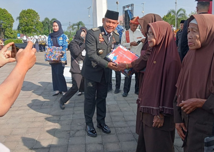 Peringati Hari Pahlawan ke 79 Tahun, Pemkab Empat Lawang Bagikan Cinderamata kepada Veteran