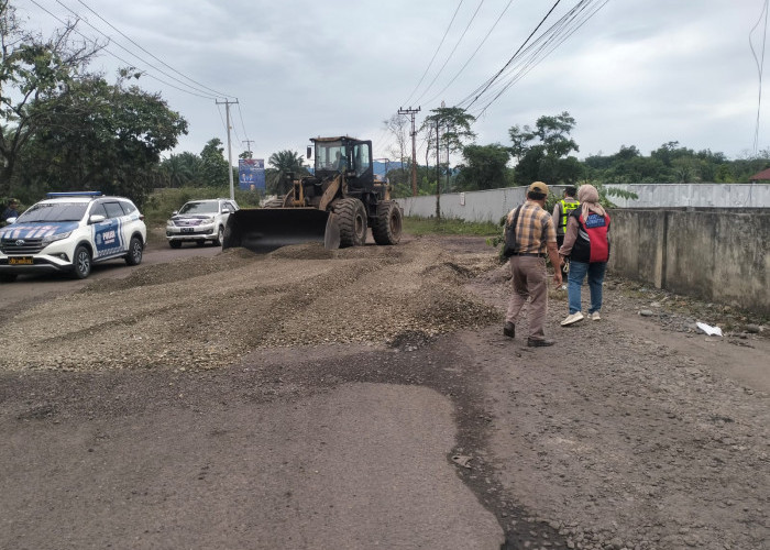 Polsek Merapi dan Perusahaan Tambang Kompak Perbaikan Jalan Rusak Jalur Lahat - Muara Enim