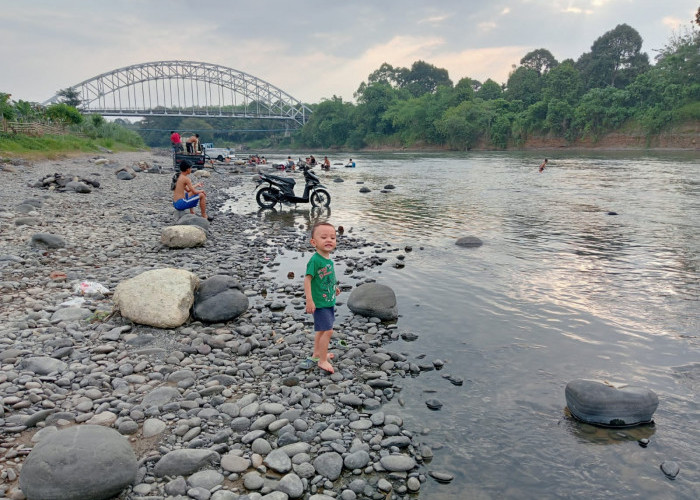 Musim Kemarau, Warga Empat Lawang Manfaatkan Sungai Musi Untuk Mandi dan Menyuci