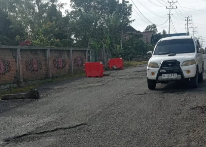 Ratusan Titik Jalan Berlubang di Jalur Pagaralam-Empat Lawang Ancam Keselamatan Pengendara