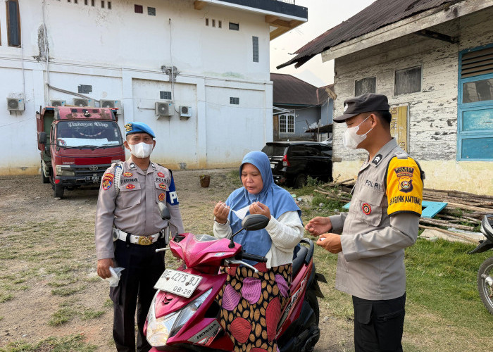Polsek Kota Agung Bagikan Masker dan Imbau Warga Cegah Karhutla