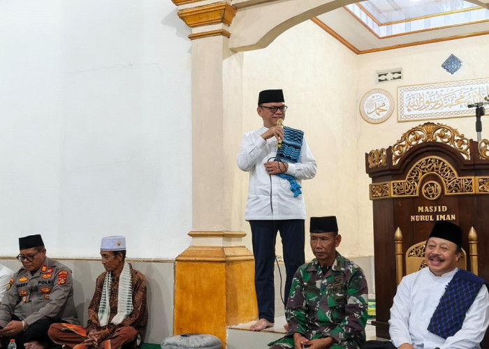 Safari Ramadhan di Pendopo Barat, Bupati Joncik Muhammad Serahkan Bantuan Rp10 Juta untuk Masjid Nurul Iman