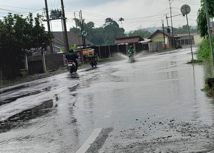 Hujan Beberapa Jam Saja, Jalan Lintas di Kecamatan Merapi Barat Tergenang