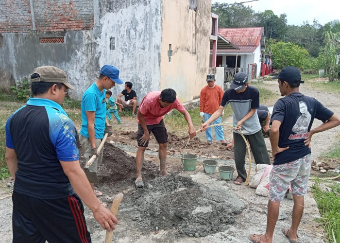 Warga Perumnas GPS Gotong Royong Perbaiki SPAL