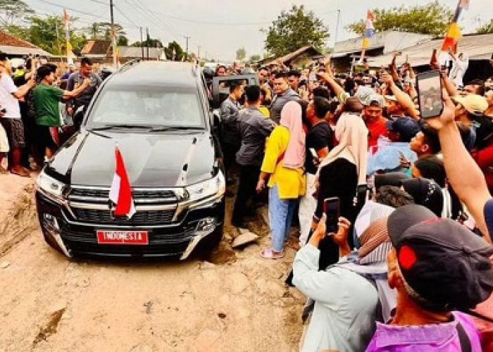 Lampung Dibantu Dana Rp800 Miliar, Mobil R1 Nyangkut di Lobang Jalan Rusak