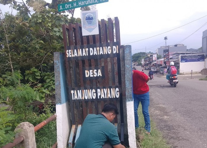 Mahasiswa KKN UIN Raden Fatah Palembang Cat Gapura Desa