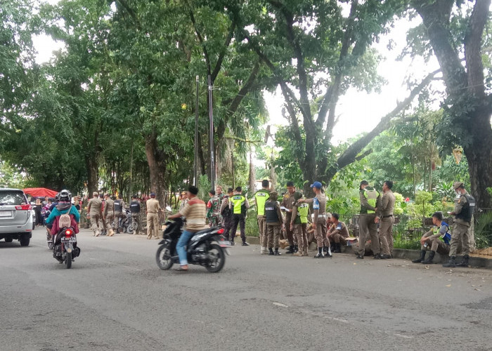 Tegang, Penertiban PKL depan Balai Yasa Lahat