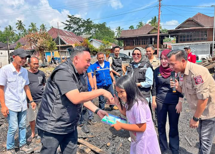Anggota DPRD Sumsel M. Oktafiansyah Sambangi Korban Kebakaran, Salurkan Bantuan dan Pulihkan Trauma Anak