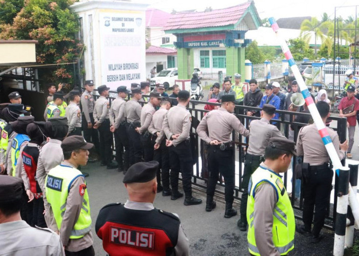 Unjuk Rasa Tim Advokasi Perangkat Desa (TAPD) di Kantor Polres Lahat, Inilah Tuntutannya