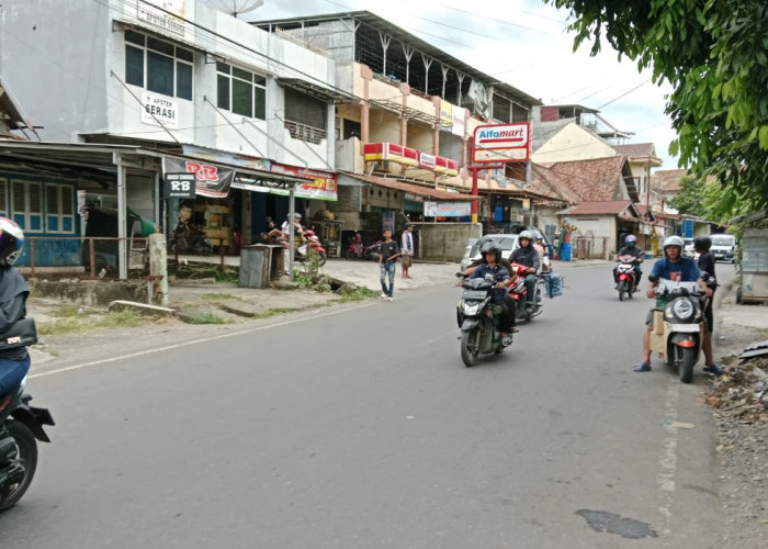 Perempuan Berkalung Emas Panjang Terjatuh dari Motor, Dua Pria Pakai NMAX Gagal Jambret di Jalan Isau Isau