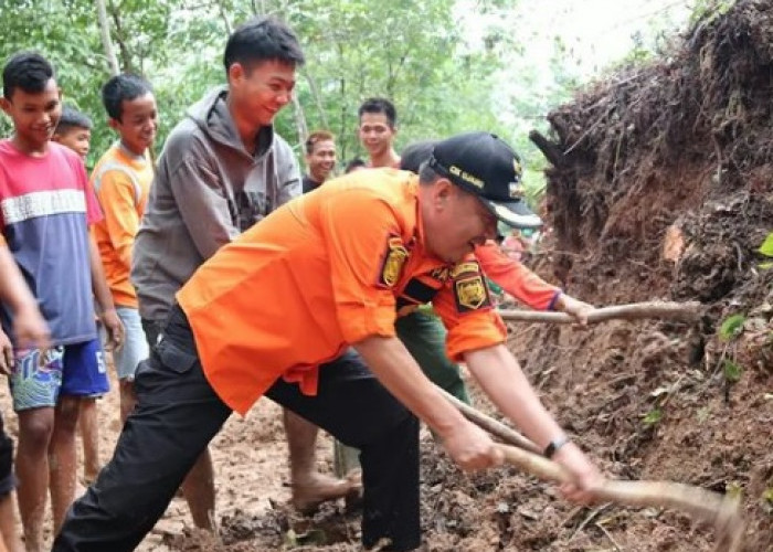 Bupati Lahat Cik Ujang Mengajak Masyarakat Terus Galakkan Budaya Gotong Royong