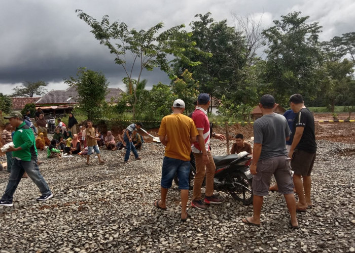 Waduh, Di Duga Tidak Melibatkan Warga Sekitar Jalan Houling PT MIP Di Segel Oleh Masyarakat Dua Desa