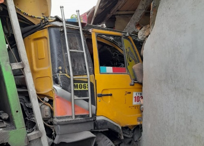 Truk Kontainer Tabrak Xenia dan Rumah Warga di Gunung Kembang Merapi Timur