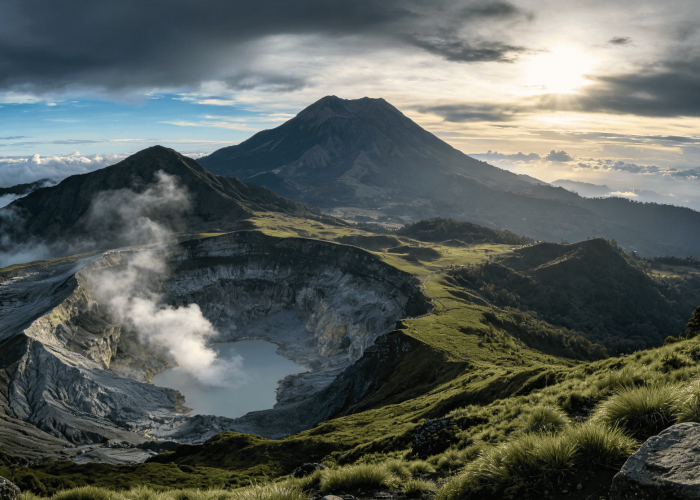 Gunung Papandayan: Sejarah yang Menarik Diketahui dan Pesona Alam yang Membuat Siapa Saja Jatuh Cinta