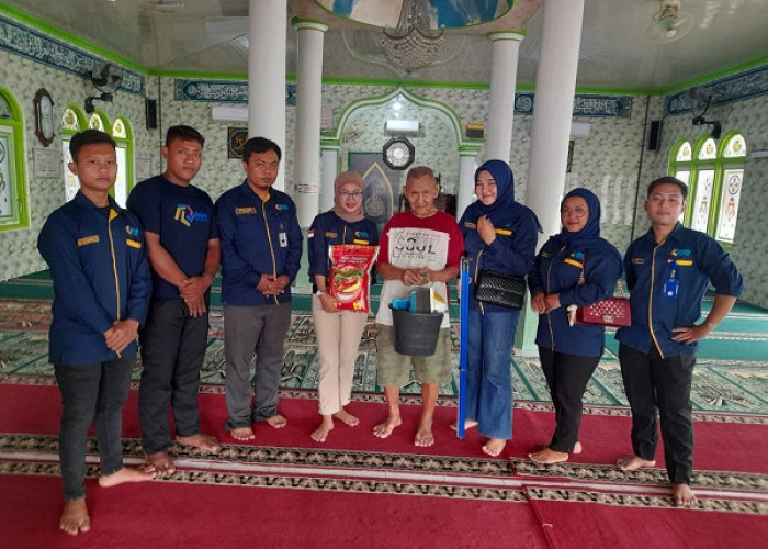 Gotong Royong Membersihkan Masjid, Bantuan Alat Kebersihan dan Beras kepada Marbotnya