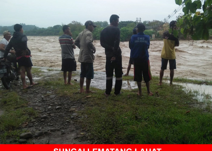 Perangkat Desa dan Linmas Desa Tanjung Payang Siaga Banjir, Debit Air Sungai Lematang Lahat Naik