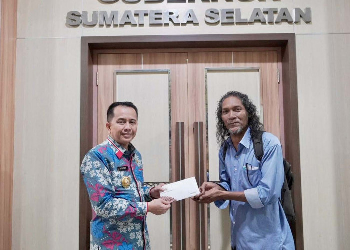 Pj Gubernur Sumsel Agus Fatoni Berikan Bantuan Penyandang Tuna Rungu Yudha Marbun