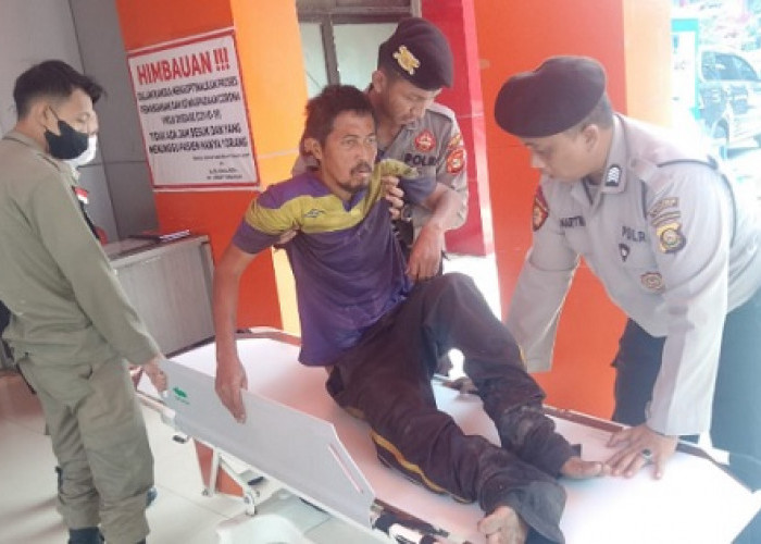 Polisi Bawa Seorang Pria ODGJ Usai Ditikam OTD, ke Rumah Sakit
