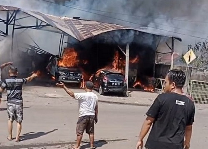 Kebakaran Bengkel di Lahat, 10 Mobil Ikut Terbakar dan Kerugian Capai Rp3 Milyar