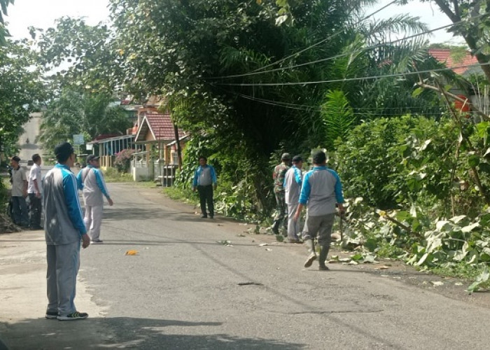 Jadi Lokasi Penilaian Adipura, Desa Tanjung Payang Gelar Gotong Royong Kebersihan di Jalan Lintas