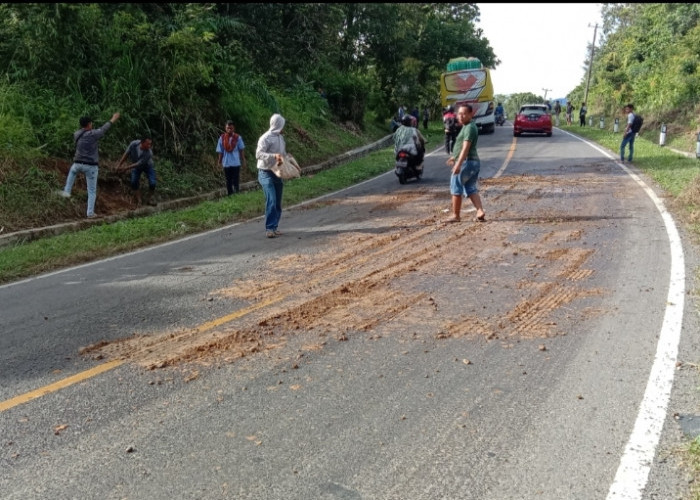Waduh, Ada Minyak Tumpah di Jalan Lintas, Puluhan Pengendara Motor Terjatuh