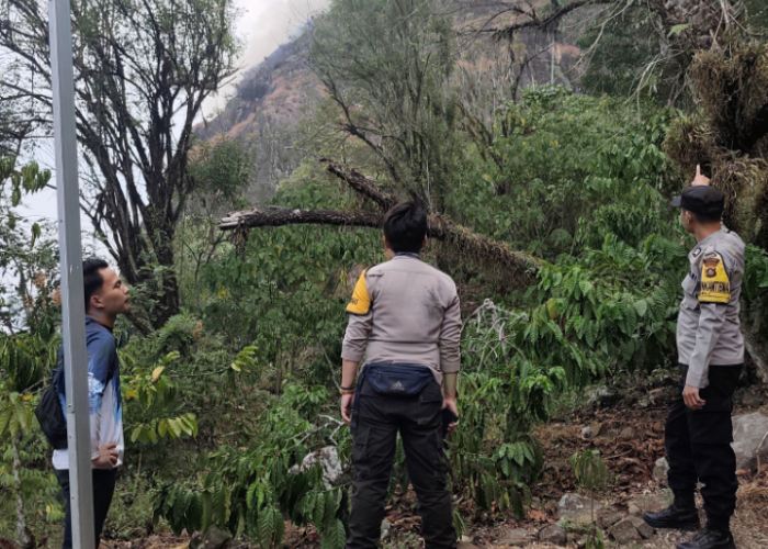 Karhutla Bukit Besak Mulai Terkendali, Polsek Merapi Barat Bersama TNI dan Warga Terus Lakukan Pemadaman