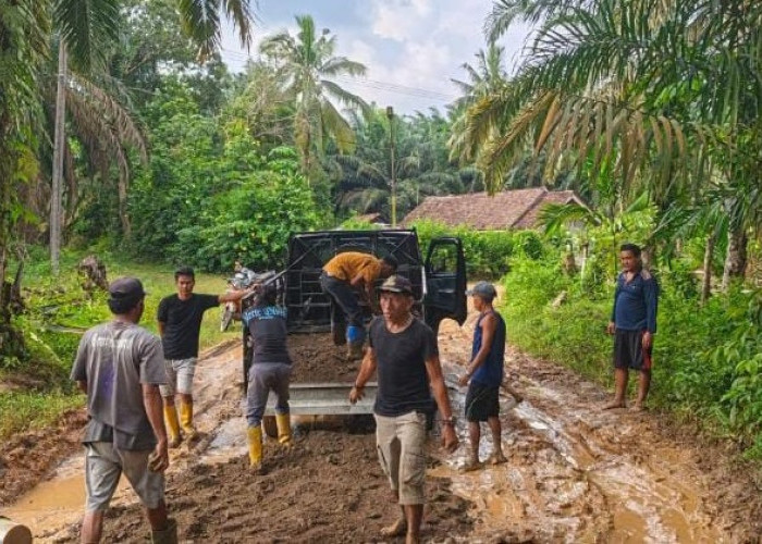 Gotong Royong Warga Perbaiki Jalan Vital Penghubung Sekolah, Kades: 