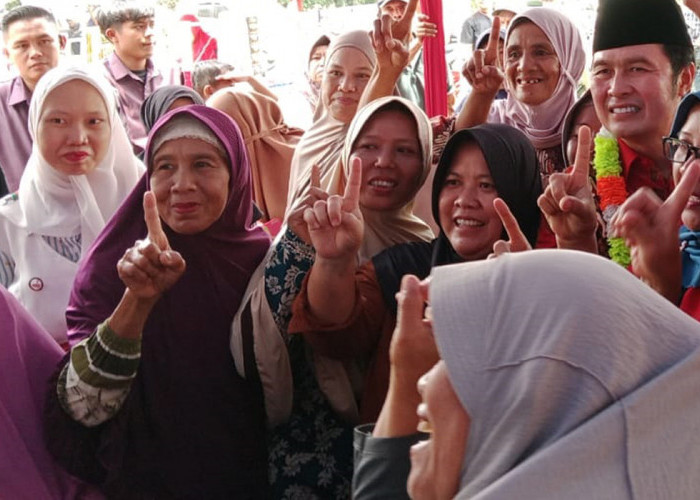 Baru Datang, Cabup Lahat Yulius Maulana Jadi Rebutan Emak-emak, Sibuk Ingin Foto Bersama, Pilkada Lahat