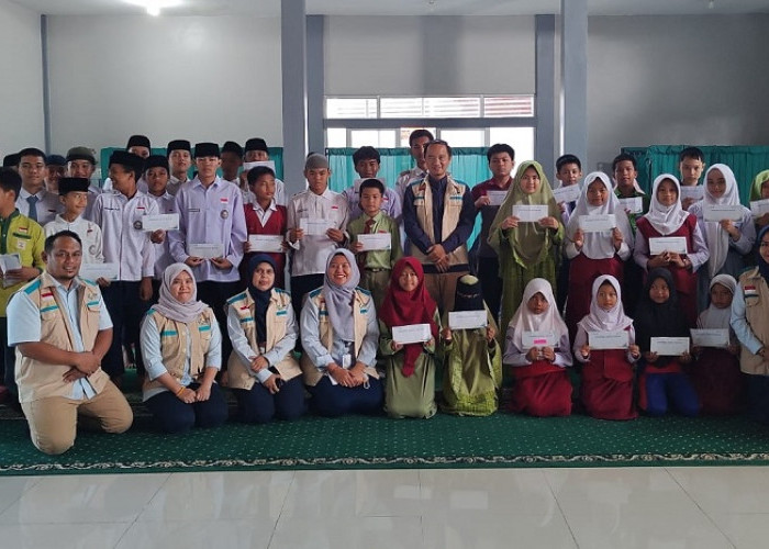 YBM PLN UP3 Lahat Salurkan Beasiswa Cahaya Pintar untuk 66 Siswa di Kabupaten Lahat