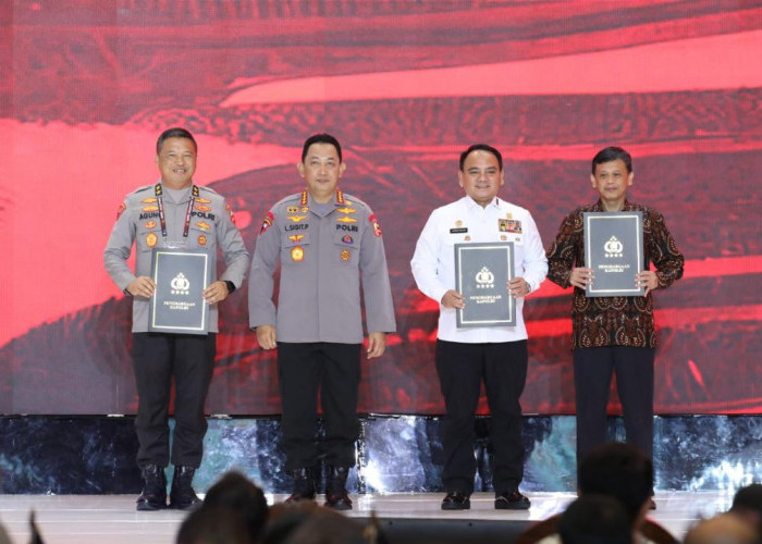 Sekjen Kemenkumham Terima Penghargaan Pin Emas dari Kapolri