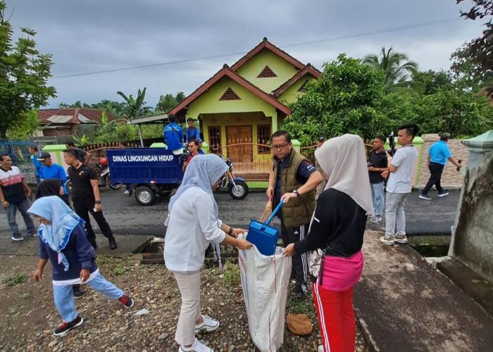 Gotong Royong di Kelurahan Bandar agung Lahat, PJ Bupati Lahat Ajak Masyarakat Jaga Kebersihan