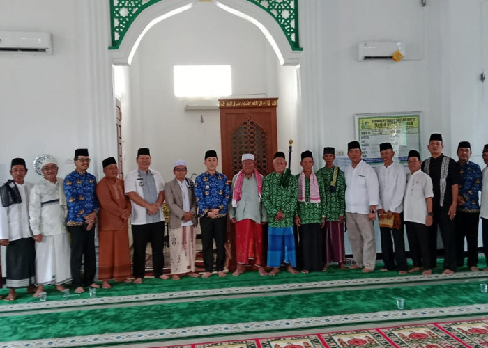 Pj Bupati Lahat Imam Pasli Sholat Jumat Berjamaah di Masjid Nurul Hidayah Tanjung Payang, Program Safari Jumat