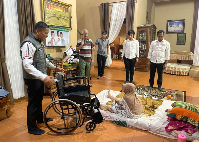 Sat Intelkam Polres Lahat Salurkan Kursi Roda Gratis Melalui Program GEBRAKAN Jelang HUT Bhayangkara ke-80