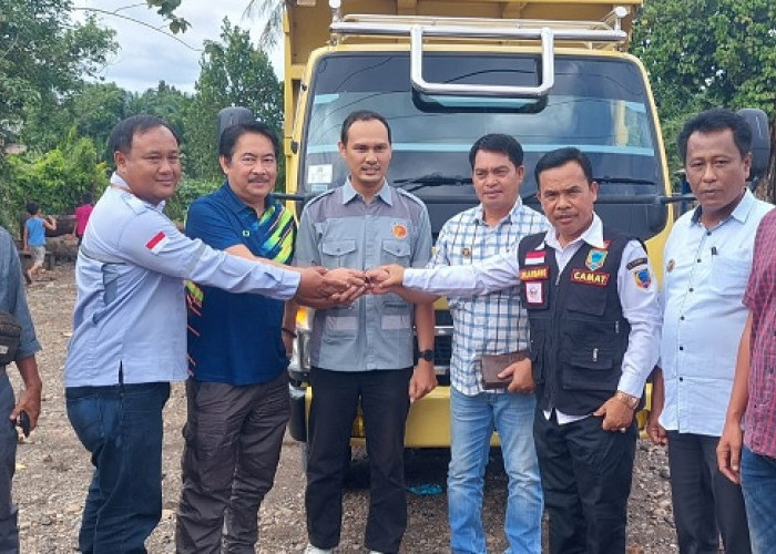 Keren PT BME, Beri Bantuan Mobil Truk Angkutan Sampah kepada Desa Merapi Kecamatan Merapi Barat Lahat