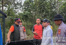 Polres Lahat Kerahkan Mobil Suplai Air Bantu Pemadaman Kebakaran