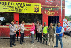 Pengecekan Pos Pam da Pos Yan Nataru di Gunung Kerto, Waka Polres Lahat Beri Bantuan Makanan