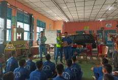 Karyawan PT Pamapersada Nusantara Mengajar di Sekolah, Dorong Pengembangan Kompetensi di Dunia Kerja