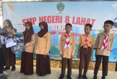 Asyik! 144 Siswa Kelas 7 SMPN 8 Lahat Terima Bantuan Seragam dari Pemkab Lahat