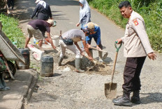 Polsek Pajar Bulan Tambal Jalan Berlubang di Jembatan Ayek Bengkok
