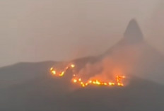 Polsek Merapi Barat dan Tim Padamkan Karhutla di Kaki Bukit Serubuk