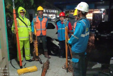 PLN ULP Lembayung Berjibaku Memulihkan Kondisi Kelistrikan Disertai Hujan Deras