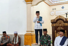 Safari Ramadhan di Pendopo Barat, Bupati Joncik Muhammad Serahkan Bantuan Rp10 Juta untuk Masjid Nurul Iman