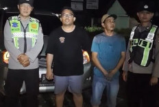 Ditengah Hujan Lebat, Polsek Merapi Barat Bantu Pengendara Mobil Pecah Ban