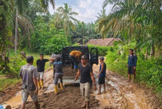 Gotong Royong Warga Perbaiki Jalan Vital Penghubung Sekolah, Kades: 