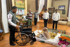 Sat Intelkam Polres Lahat Salurkan Kursi Roda Gratis Melalui Program GEBRAKAN Jelang HUT Bhayangkara ke-80